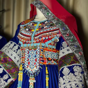 Robe longue ethnique afghane vintage faite à la main, style bohème traditionnel, avec veste à taille naturelle, dentelle écologique, boutons - Product Image 2