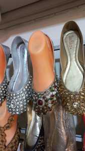 Perles de couleur or et argent Khussa Sandales Khussa en velours faites à la main pour femmes avec perles - Product Image 6