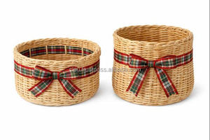 Cesta de Almacenamiento Navideña Ecológica de Ratán Verde, Rojo y Azul Natural Hecha a Mano por Sisu Handicraft - Product Image 4