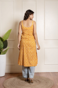 Bandhej Yellow Cotton Kurti Casual Rang Malhar Party Wear Ethnic Motifs Printed Sleeveless Pure Cotton Straight <b>Kurta</b> - Product Image 5
