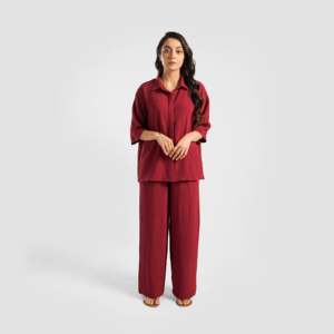 Chemise en lin Ease de couleur bordeaux avec un simple col boutonné - Product Image 4