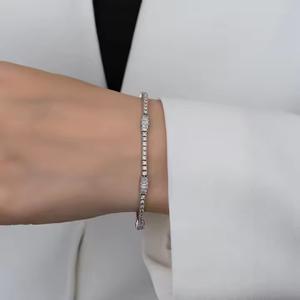 Bracelet tennis classique en or blanc plaqué 14 carats avec diamants et moissanite, bijoux de mariage, cadeau parfait pour une demoiselle d'honneur - Product Image 2