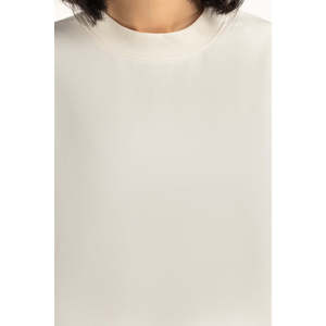 เสื้อถักผู้หญิงทรงปกติ แฟชั่นเรียบง่าย สวมใส่สบาย ผ้าฝ้าย 100% คอกลม แขนสั้น รุ่น WM-KTP-WS25-200 ระบายอากาศได้ดี รับผลิตแบบ OEM ODM - Product Image 2