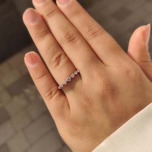 Bague demi-éternité en diamant rond, style sept pierres - Product Image 4