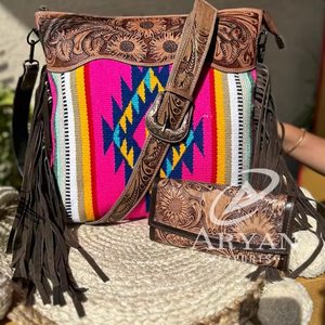 Bolso de mano con borla de cuero para mujer, Conjunto Combinado único de cuero con relieve, estilo tradicional occidental azteca, con herramientas de Color - Product Image 1