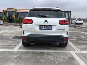 Citroën <span class=keywords><strong>C5</strong></span> <span class=keywords><strong>Aircross</strong></span> 1.6T Turbo SUV 6AT FWD 5 places avec <span class=keywords><strong>toit</strong></span> <span class=keywords><strong>ouvrant</strong></span>, édition luxe, modèle 2017 d'occasion - Product Image 4