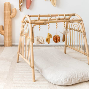 Vente en gros de tapis de jeu intérieur en rotin naturel pour bébé tapis de jeu pour enfants salle de sport pour bébés avec ensemble de jouets suspendus - Product Image 3