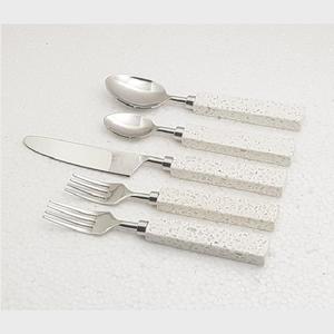 Ensemble de couverts en bois de résine blanc avec manche en terrazzo, en acier inoxydable plaqué argent, lavable au lave-vaisselle, durable, poli miroir, pour mariage - Product Image 1