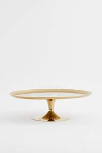 Support à gâteau en métal doré luxueux avec un bord richement orné et une base de piédestal robuste pour la présentation des gâteaux - Product Image 4