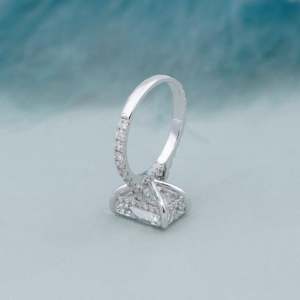 Anillo de Compromiso con Diamante Cultivado en Laboratorio, Corte Radiante, Certificado por IGI, con Banda Pavé y Halo Oculto - Product Image 4
