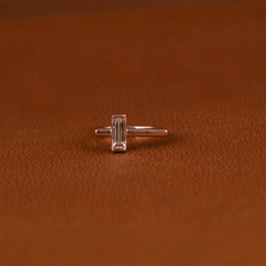 Bague de mariage au design classique simple à la mode Solitaire en or 18KT avec diamant de laboratoire taillé en baguette sur mesure fait à la main certifié IGI - Product Image 1