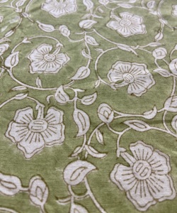 Tela de Algodón Estampada a Mano con Diseño de Enredadera Floral en Verde Oliva - Product Image 1