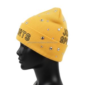 Bonnet en tricot côtelé pour femme, 300 GSM, style hiver, jaune, avec logo personnalisé en sequins et strass brillants, bonnet jacquard - Product Image 3