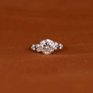 Anillo lujoso certificado IGI de diamante cultivado en laboratorio de corte chapado en oro macizo de 14KT para mujer, propuesta de diseño Floral a la moda, estilo romántico - Product Image 2