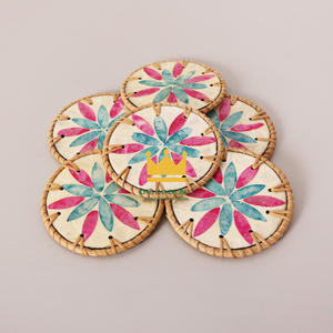 Dessous de verre ronds en rotin fabriqués à la main avec carreaux incrustés colorés Tapis de boisson écologiques vietnamiens pour la cuisine et le restaurant - Product Image 1