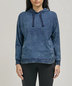 Sweat-shirt à capuche en molleton bleu délavé personnalisé avec poche avant, cordon de serrage, style streetwear décontracté, coupe ample, par Ako - Product Image 2