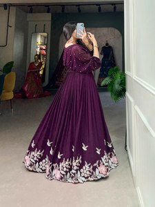Este diseñador moderno Choli celebra la feminidad a través de intrincados bordados y sastrería estructurada que favorece todas las formas - Product Image 2