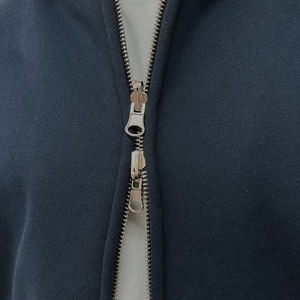 Sweat à capuche en polaire pour homme de qualité supérieure avec intérieur brossé doux, fermeture éclair en métal durable, design ample et confort quotidien - Product Image 4