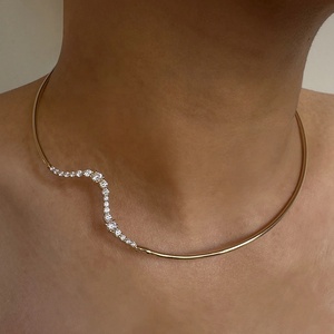 Collar de Plata de Ley 925 con Diseño Moderno y Escultural, Chapado en Oro de 14K y 18K, con Ondas Curvas y Circonitas, para Mujer - Product Image 2