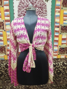 Top portefeuille en soie pour femmes avec manches cloche à manches longues, coupe courte et cravate sur le devant, idéal pour la mode et les fêtes. - Product Image 2