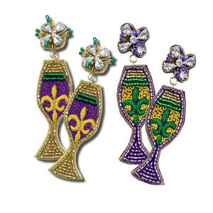Pendientes Huggie de vino bordados hechos a mano Mardi Gras Seed Bead Louisiana - Product Image 1