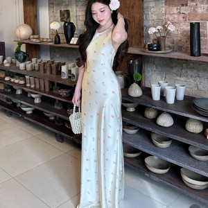 Robe longue d'été blanche en maille florale à col licou et dos nu, coupe ajustée, vente en gros d'usine OEM pour femmes - Product Image 4