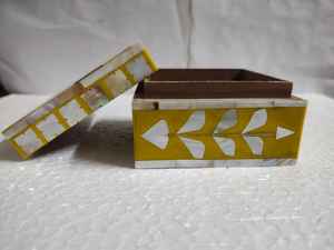 Beauté intemporelle d'incrustation de nacre. Délicatement fabriquée à la main, sa surface est ornée d'une décoration florale jaune vibrante - Product Image 2