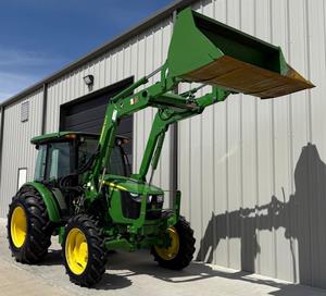 Tracteur John Deere 2025R 4x4, tondeuse utilitaire avec chargeur frontal E-Hydro 4 roues motrices, maintenant disponible à la vente - Product Image 3