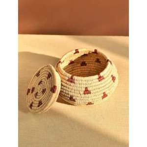 Panier en rotin naturel rustique avec tissage artisanal pour une organisation charmante du salon et de la chambre à coucher - Product Image 4