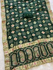 ผ้าไหมโดลาแบบดั้งเดิมสำหรับผู้หญิง พร้อมขอบทออย่างประณีต ลายปักดิ้นทองสวยงาม ดีไซน์ลายสวาสติก ผลิตในอินเดีย - Product Image 2