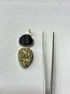 Beau Style Naturel Noir Tourmaline et Pyrite Pierres Précieuses Brutes Pendentifs En Gros En Laiton Métal Gemme Pendentif conception - Product Image 6