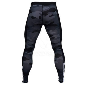 Leggings de yoga camouflage pour hommes, taille haute, longueur intégrale, avec bande latérale et logo sur la jambe droite, en spandex et polyester, extensibles dans les quatre sens - Product Image 3