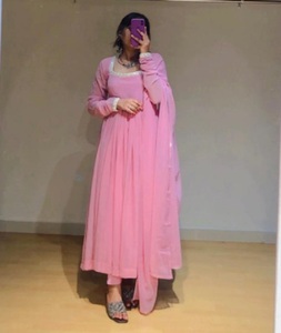 Tenue de mariage de style indien et pakistanais et tenue de festival Costume Georgette Salwar Kameez avec bordure en dentelle fantaisie Ensemble Kurtis - Product Image 1