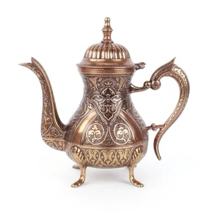 Théière en laiton artisanale de style royal avec finition antique et motifs gravés, bouilloire à thé décorative pour une décoration intérieure haut de gamme - Product Image 4