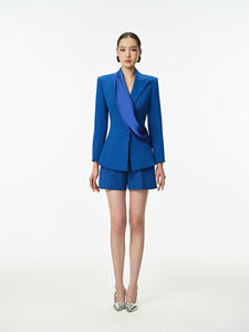 Ensemble de costume pour femme en tissu de coton, de soie et de polyélasthanne bleu royal, blazer sur mesure, shorts, tenue élégante pour le bureau et les événements, OEM/ODM - Product Image 3