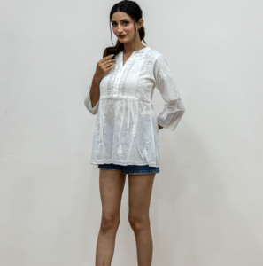 Elegante vestido túnica de verano con bordado blanco Lakhnavi en viscosa para mujeres con vestido túnica Midi de manga corta con cuello en V a la moda - Product Image 1