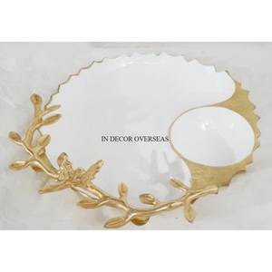 Bol de forme ronde en métal enduit de poudre de couleur blanche avec poignées de concepteur de fleurs plaquées or accessoires de service et de décoration - Product Image 4