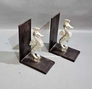 Sujetalibros de madera de aluminio Premium modernos Base rectangular de excelente calidad Artesanía Diseño de caballito de mar Plata Negro para respaldo de escritorio - Product Image 4