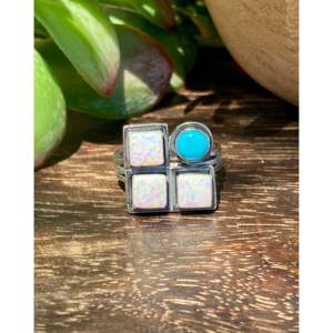 Bague en argent sterling avec turquoise Kingman et opale, sertie en clos, motif géométrique, taille 5 - Product Image 1