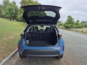 Voiture d'occasion en bon état, Toyota YarisS Cross 1.5 Hybrid G 5 portes SUV 4 roues motrices CVT <span class=keywords><strong>2023</strong></span>, livraison mondiale - Product Image 5