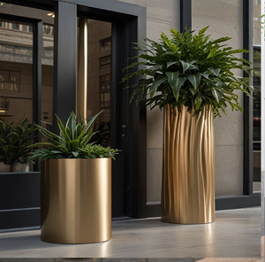 Macetas de oro modernas, macetas altas, contenedores de plantas decorativas, uso interior/exterior, diseño elegante, disponibles a precios al por mayor. - Product Image 1