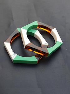 Venta al por mayor de brazaletes anchos y gruesos de resina dura, accesorios, joyería, venta al por mayor, brazaletes redondos de resina de moda en forma Vintage baratos - Product Image 3