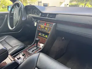 Clásico Vintage para Me-r-ced-eses 300CE Cabrio-let de 1993, bien mantenido, 88,700 millas originales - Product Image 3