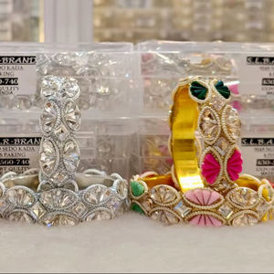 Élégant ensemble de bracelets Rajwadi pour femmes vêtements de mariée fantaisie pierre cloutée bracelets en métal disponibles en plusieurs couleurs pour les mariages - Product Image 1