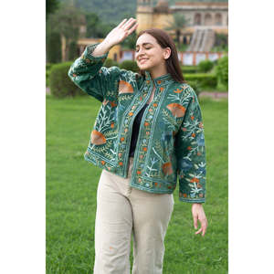 Veste courte traditionnelle d'automne en velours vert brodée Suzani, col mandarin, manches de 20 pouces, doublure réversible en lin/nylon - Product Image 1