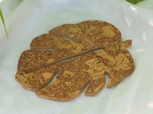 Dessous de verre écologique de qualité supérieure en forme de feuille de liège Vaisselle en bois unique pour la maison, le bureau ou le restaurant pour les mariages et les fêtes - Product Image 4