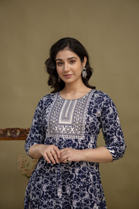 Vestido Largo Abarkali de Primera Calidad con Bordado de Lentejuelas, Diseño Lateral Dori, Estampado, Hecho a Mano en India - Product Image 5