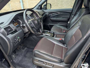 Camioneta Usada de Tamaño Mediano 2024 con Transmisión Automática, Interior Premium y Caja de Carga Utilitaria - Product Image 2