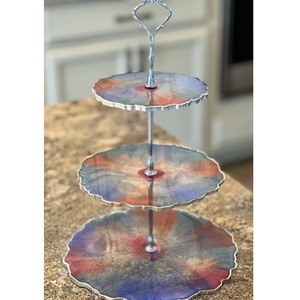 Supports à gâteaux en résine multicolores en métal et résine faits à la main Supports à gâteaux en résine époxy de qualité supérieure à trois niveaux pour la décoration d'événements - Product Image 1