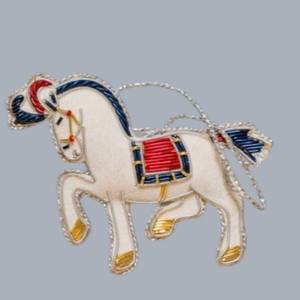 Décoration suspendue en forme de cheval Zari |   Décoration murale artisanale en perles et fils métalliques pour décorations festives - Product Image 1